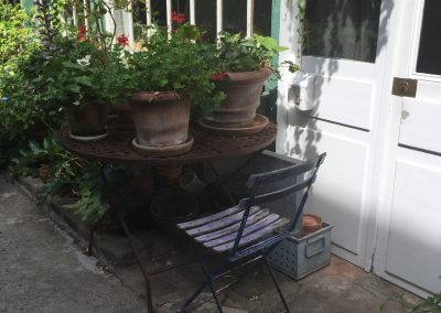This little table can be found in a very secret enclave where Picasso, Soutine and other famous artists once lived.  I can show you where this is!